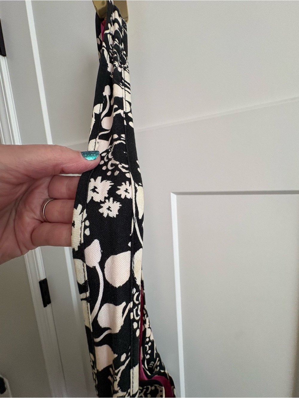 Black & White Floral Slouch Shoulder Bag Hobo, w/Pink Lining, thirty one brand - Picture 2 of 9